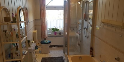 Monteurwohnung - Waschmaschine - Lüneburger Heide - Gemeinschaftsbad inkl. WC, Dusche und Badewanne.
Es befinden sich 2 weitere Gäste-WC im Hausflur - Gästezimmer-Salzwedel