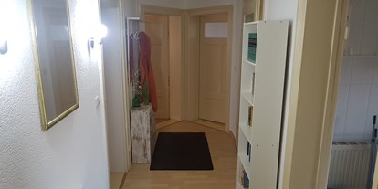 Monteurwohnung - Art der Unterkunft: Gästezimmer - PLZ 29416 (Deutschland) - Flur mit Garderobe und Bücherregal - Gästezimmer-Salzwedel
