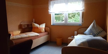 Monteurwohnung - Badezimmer: Gemeinschaftsbad - Saarbrücken - Gelbes Zimmer EG - Zimmervermietung Schmidt/Müller Heusweiler