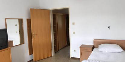 Monteurwohnung - Kühlschrank - Hartheim (Alkoven) - Einzelzimmer - Monteurzimmer in Ruhelage mit Parkplatz