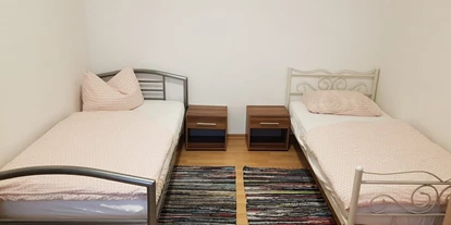 Monteurwohnung - Zimmertyp: Einzelzimmer - Rodden - Schlafzimmer der Arbeiterwohnung mit Einzelbetten - Turgut Calim