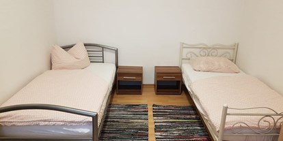 Monteurwohnung - Balkon - Sachsen-Anhalt Süd - Schlafzimmer der Arbeiterwohnung mit Einzelbetten - Turgut Calim