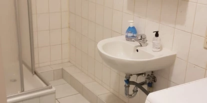 Monteurwohnung - Waschmaschine - Rodden - Badezimmer der Studentenwohnung in Leipzig - Turgut Calim