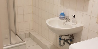 Monteurwohnung - Kühlschrank - PLZ 04509 (Deutschland) - Badezimmer der Studentenwohnung in Leipzig - Turgut Calim
