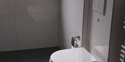 Monteurwohnung - Badezimmer: eigenes Bad - Kümmersbruck - WC - Ferienwohnung