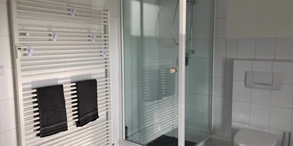 Monteurwohnung - Art der Unterkunft: Ferienwohnung - PLZ 47802 (Deutschland) - Bad mit Dusche und Eckbadewanne - BeKi Vermietung