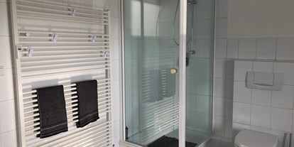 Monteurwohnung - Bettwäsche: Bettwäsche inklusive - Moers - Bad mit Dusche und Eckbadewanne - BeKi Vermietung
