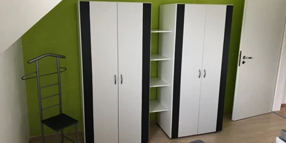 Monteurwohnung - PLZ 47802 (Deutschland) - Schlafzimmer mit Kleiderschränken - BeKi Vermietung