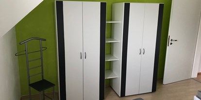 Monteurwohnung - Küche: eigene Küche - PLZ 47800 (Deutschland) - Schlafzimmer mit Kleiderschränken - BeKi Vermietung