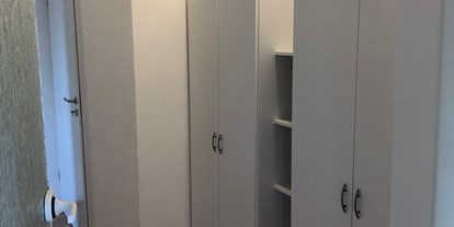 Monteurwohnung - Kühlschrank - PLZ 47800 (Deutschland) - 2 weitere Kleiderschränke im Flurbereich - BeKi Vermietung