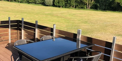 Monteurwohnung - Art der Unterkunft: Ferienwohnung - PLZ 47802 (Deutschland) - Dachterrasse mit Sitzgruppe und Sonnenschirm - BeKi Vermietung