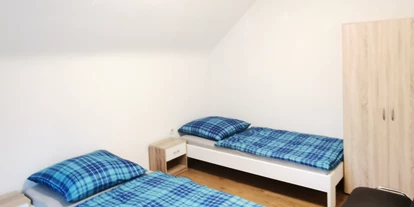 Monteurwohnung - Kühlschrank - PLZ 40233 (Deutschland) - Zimmer 3 mit Einzelbetten in der Monteurwohnung Düsseldorf. - DISCOUNT-APARTMENTS---Düsseldorf---Köln-Leverkusen-Wuppertal-Bergheim-Neuss