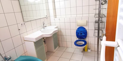 Monteurwohnung - Kühlschrank - PLZ 40595 (Deutschland) - Badezimmer mit Badewanne in der Monteurwohnung Düsseldorf. - DISCOUNT-APARTMENTS---Düsseldorf---Köln-Leverkusen-Wuppertal-Bergheim-Neuss