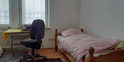 Monteurwohnung - Bettwäsche: Bettwäsche inklusive - Tamm - Zimmer 2 - Stuttgart-Mitte 4 Einzelzimmer mit zweitem Bett