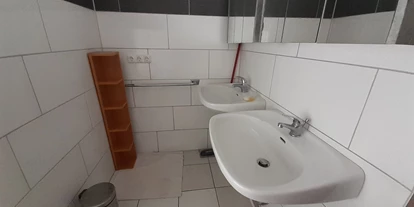 Monteurwohnung - Badezimmer: Gemeinschaftsbad - Tamm - 2 Waschbecken + Dusche - Stuttgart-Mitte 4 Einzelzimmer mit zweitem Bett