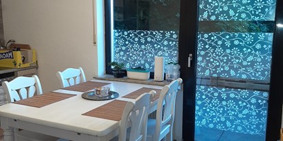 Monteurwohnung - Badezimmer: Gemeinschaftsbad - Nachtsheim - Küche mit Esstisch - Ferienwohnung/Monteurwohnung auf dem Land 