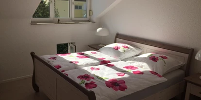 Monteurwohnung - Kühlschrank - Kandern - Schlafzimmer mit Doppelbett - Ferienwohnung Sonnenschein