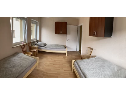 Monteurwohnung - Kühlschrank - PLZ 91239 (Deutschland) - Schlafzimmer - Franz Berg Apartments