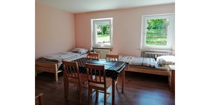 Monteurwohnung - Küche: eigene Küche - Schlafzimmer - Franz Berg Apartments