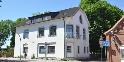 Monteurwohnung - Bettwäsche: Bettwäsche inklusive - Horneburg - Hamburg- Neuenfelde. Einfamilienhaus mit 2 Monteurswohnungen geeignet für 5 bis 30 Personen an Firma