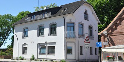 Monteurwohnung - Bettwäsche: Bettwäsche inklusive - Horneburg - Hamburg- Neuenfelde. Einfamilienhaus mit 2 Monteurswohnungen geeignet für 5 bis 30 Personen an Firma