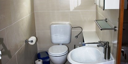 Monteurwohnung - Badezimmer: eigenes Bad - Barver - Badezimmer Apartment - Pension Heerderhof