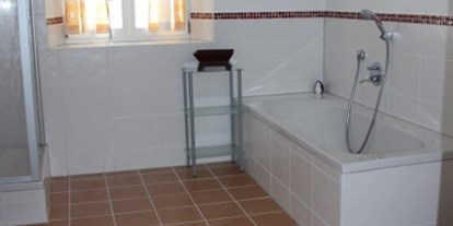 Monteurwohnung - Kühlschrank - Langenpreising - Badhaus Ast