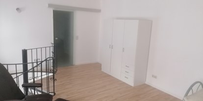 Monteurwohnung - Zimmertyp: Mehrbettzimmer - Waldrach - Kleiderschrank  - Monteurzimmer Gilzem