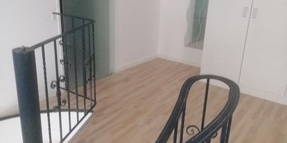 Monteurwohnung - Einzelbetten - Hunsrück - Zugang zum Badezimmer aus dem Schlafzimmer  - Monteurzimmer Gilzem