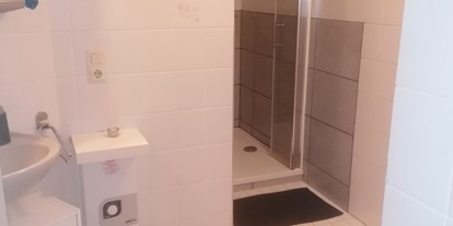 Monteurwohnung - Einzelbetten - Hunsrück - Badezimmer Foto 1 - Monteurzimmer Gilzem