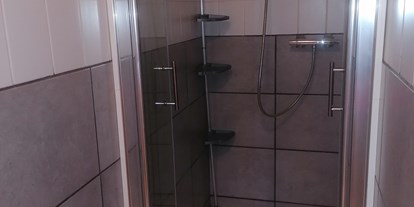 Monteurwohnung - Badezimmer: eigenes Bad - Bekond - Dusche - Monteurzimmer Gilzem