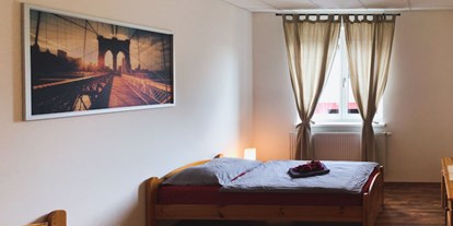 Monteurwohnung - Haslau an der Donau - Zweibettzimmer - rooms2rent