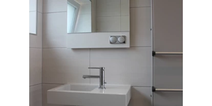 Monteurwohnung - Zimmertyp: Doppelzimmer - PLZ 86153 (Deutschland) - Waschtisch im Bad, beleuchteter Spiegel - Monty