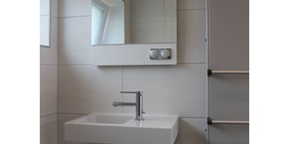 Monteurwohnung - PLZ 86153 (Deutschland) - Waschtisch im Bad, beleuchteter Spiegel - Monty