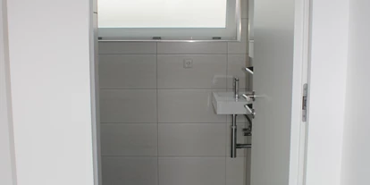 Monteurwohnung - Badezimmer: eigenes Bad - PLZ 86179 (Deutschland) - Eingang Badezimmer, Fenster, Heizung - Monty