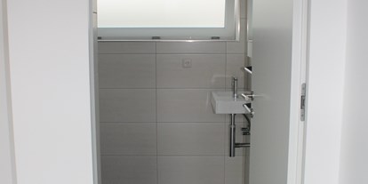 Monteurwohnung - Kühlschrank - Merching - Eingang Badezimmer, Fenster, Heizung - Monty