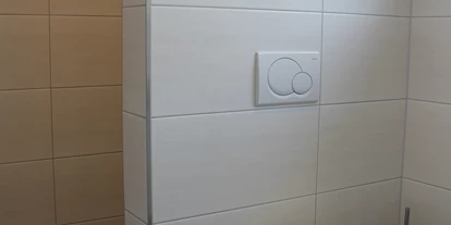 Monteurwohnung - Waschmaschine - PLZ 86153 (Deutschland) - WC, dahinter die Dusche mit beleuchteter Nische zum Abstellen von Pflegemitteln, Seife, Duschgel usw, - Monty