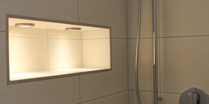 Monteurwohnung - Zimmertyp: Doppelzimmer - Oberottmarshausen - Nische in der Dusche. - Monty