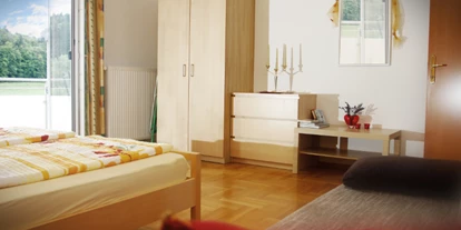 Monteurwohnung - Badezimmer: eigenes Bad - Laßnitzthal - Großes Schlafzimmer mit Zusatzbett - Haus steinfeld