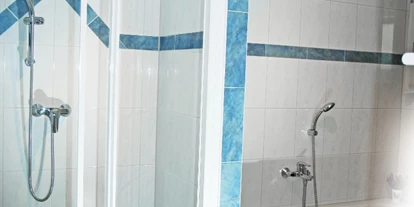 Monteurwohnung - Badezimmer: eigenes Bad - Laßnitzthal - Bedezimmer mit Badewanne und Waschmaschine  - Haus steinfeld