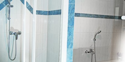 Monteurwohnung - Bettwäsche: Bettwäsche inklusive - Kinsdorf - Bedezimmer mit Badewanne und Waschmaschine  - Haus steinfeld