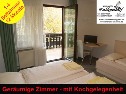 Monteurwohnung - Kühlschrank - PLZ 91572 (Deutschland) - Unsere Zimmer werden täglich gereinigt. Handtücher, Bettwäsche und Badreinigung im Preis inbegriffen. - Landhotel Falkenhof