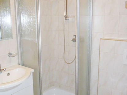 Monteurwohnung - Einzelbetten - Wassertrüdingen - Jedes Zimmer ist meinem geräumigen Bad/Dusche/WC ausgestattet. - Landhotel Falkenhof