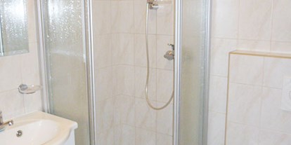 Monteurwohnung - Kühlschrank - PLZ 91746 (Deutschland) - Jedes Zimmer ist meinem geräumigen Bad/Dusche/WC ausgestattet. - Landhotel Falkenhof