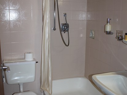 Monteurwohnung - Kühlschrank - PLZ 77793 (Deutschland) - Badezimmer mit Dusche und WC - Hotel Tannenhof