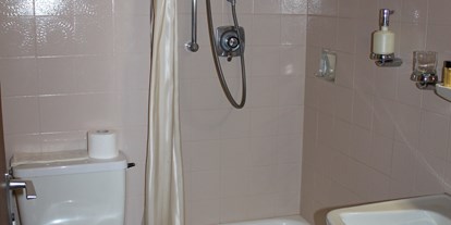 Monteurwohnung - Kühlschrank - PLZ 78098 (Deutschland) - Badezimmer mit Dusche und WC - Hotel Tannenhof
