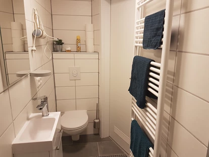 Monteurwohnung - Badezimmer: eigenes Bad - Dietenheim Regglisweiler - Ferienwohnung 1 - Bad mit WC und Dusche - FeWo Noherr
