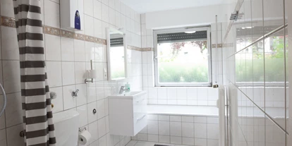 Monteurwohnung - Badezimmer: Gemeinschaftsbad - Frechen - Bad mit Dusche, Badewanne, Waschbecken und WC - Apartment Bergheim