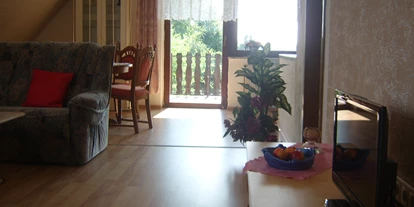 Monteurwohnung - Hund erlaubt - Nordseeküste - Blick Wohnzimmer II zum Balkon - Haus Weda