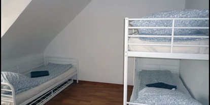 Monteurwohnung - Kühlschrank - Krefeld Stadtmitte - Großes Schlafzimmer mit Einzel- und Etagenbetten - Alfa-Wohnung